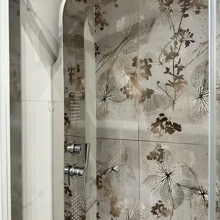 Gloria Luxury アパート